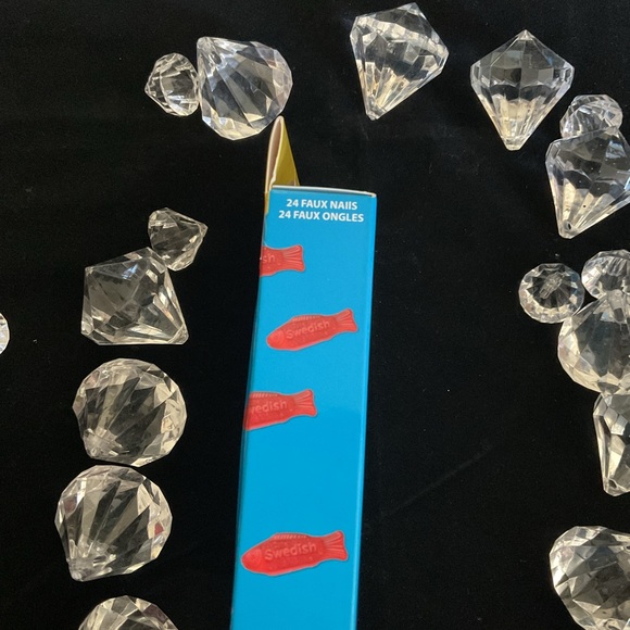 Icing vegan press on nails - Picture 2 of 4